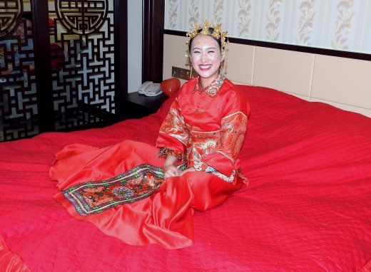 Suting in a Traditional Chinese Wedding Gown