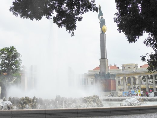 Hochstrahlbrunnen Fountain+Soviet Monument