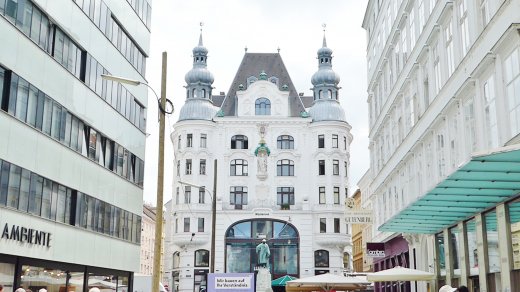Gutenberg Statue, Regensburger Hof Building